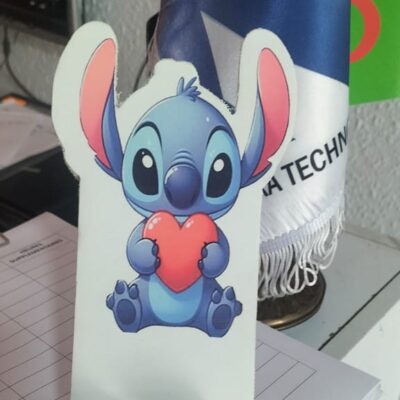 📱 حامل هاتف مطبوع – شخصية ستيتش (Stitch) فوركس (18×7 سم)