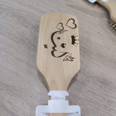 💇‍♀️ مشط نسائي بحجم كبير – حفر الاسم بالليزر